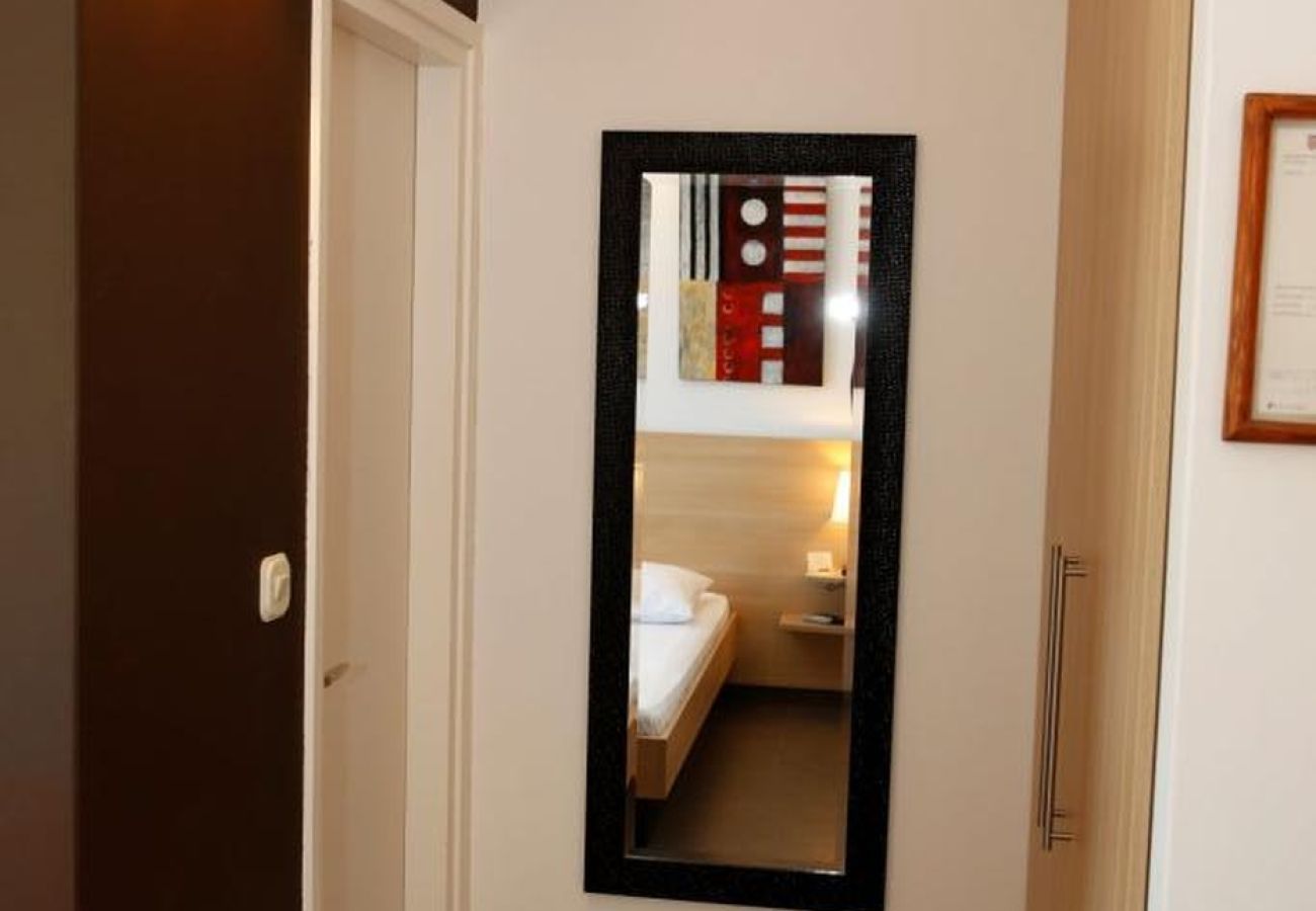 Chambres d'hôtes à Vodice - Chambre à Vodice avec balcon, climatisation, Wi-Fi (4323-7)