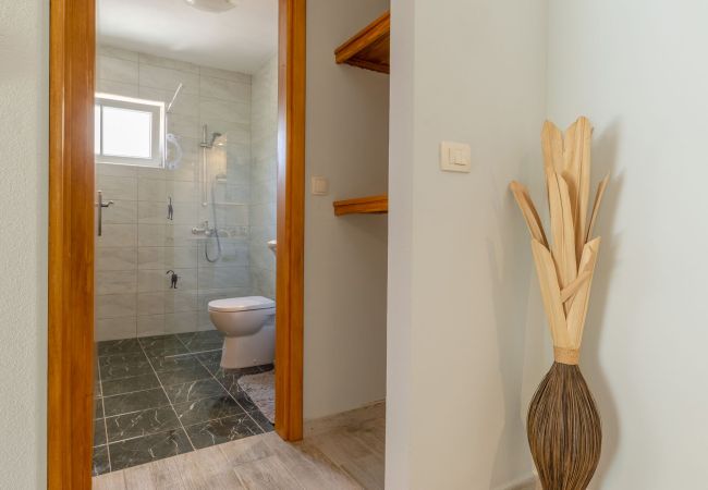 Appartement à Karbuni - Appartement dans Karbuni avec vue mer, terrasse, Climatisation, WIFI (3609-5) Appartement à Karbuni - Appartement dans Karbuni avec vue mer, terrasse, Climatisation, WIFI (3609-5)