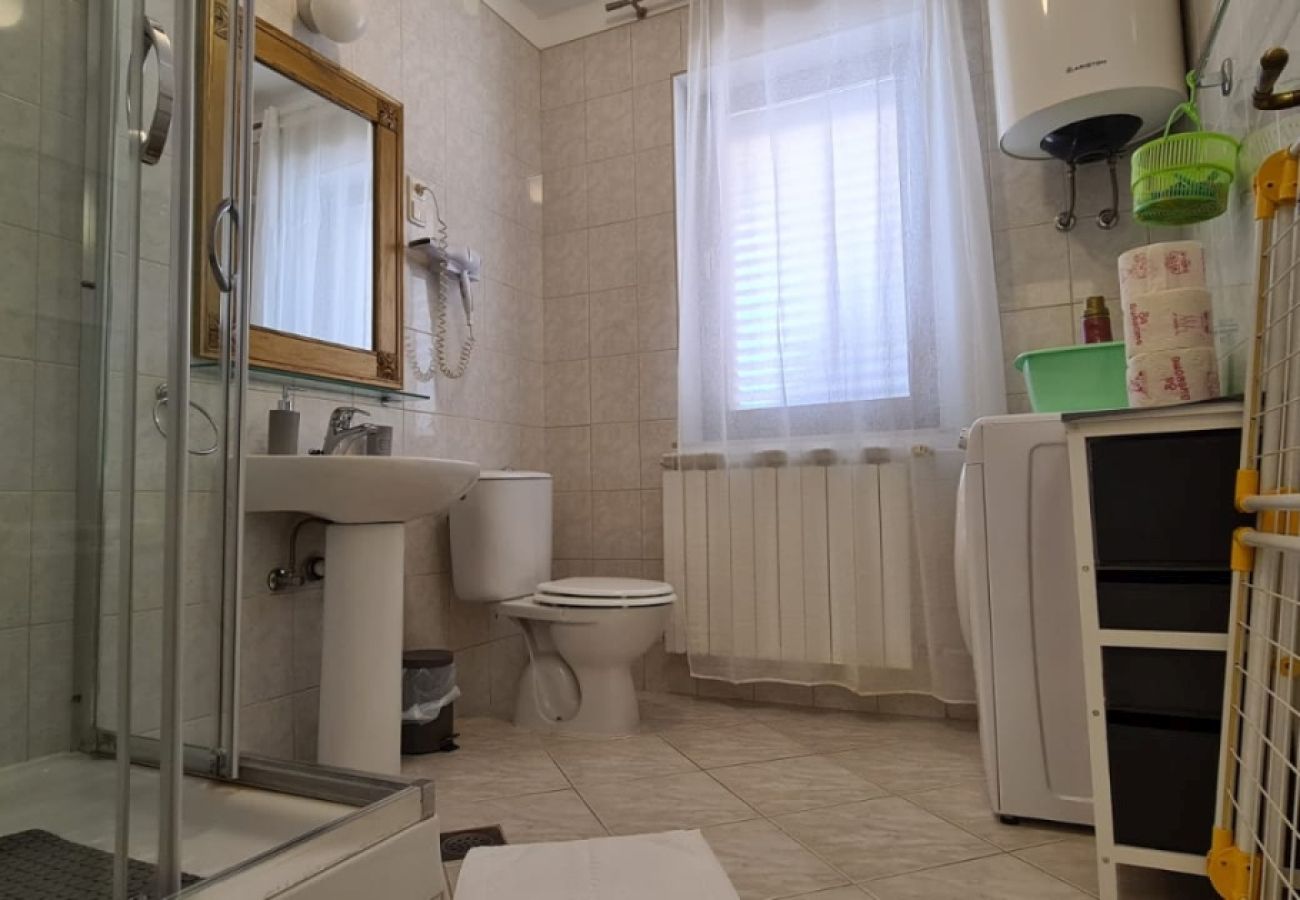 Appartement à Privlaka - Apartment 5237-1 for 6+1 Pers. in Privlaka