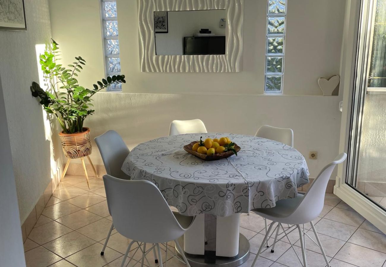 Appartement à Duce - Appartement directement sur la plage de sable avec vue sur la mer, balcon, climatisation et Wi-Fi