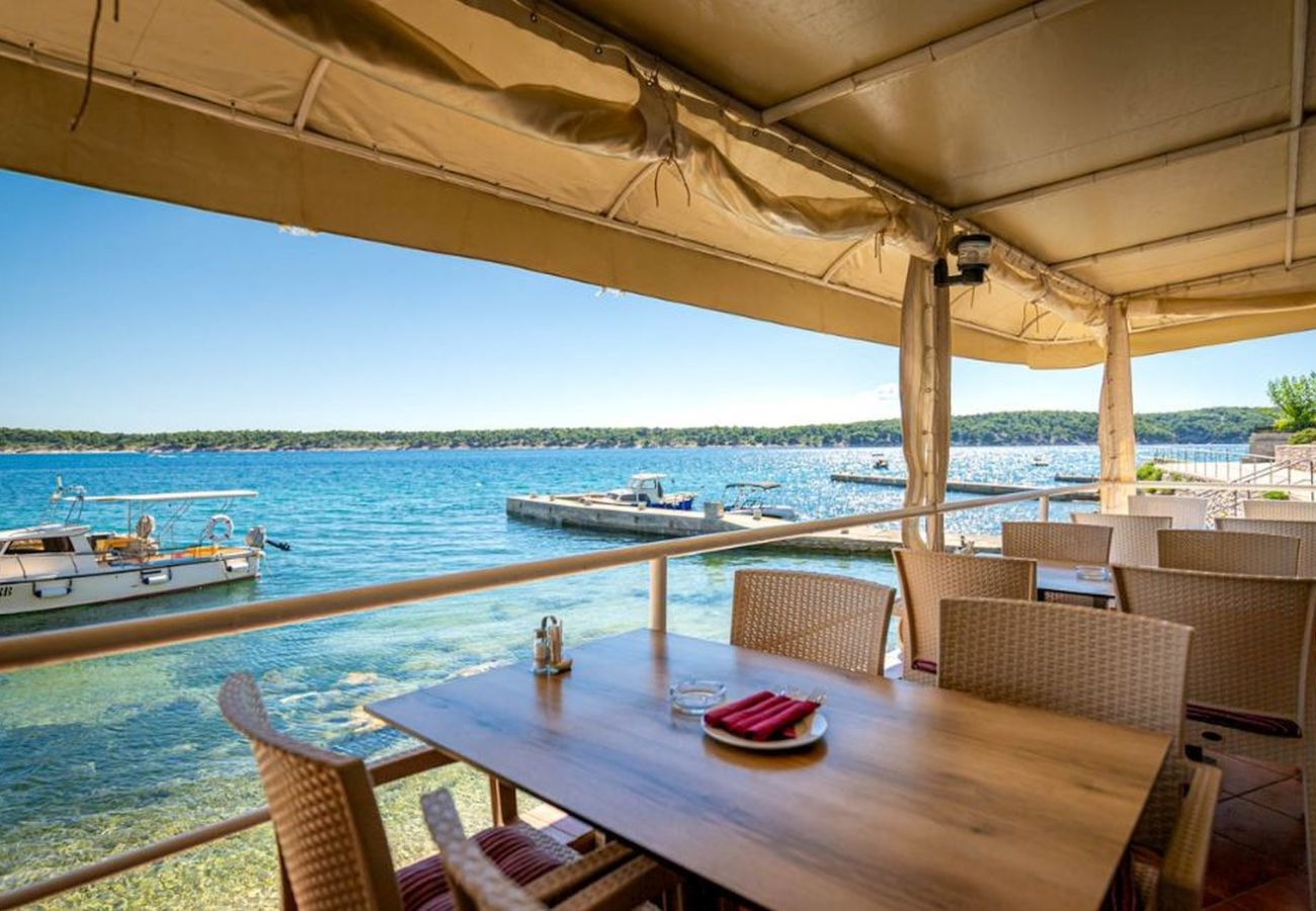 Appartement à Rab - Appartement à Barbat avec vue sur la mer, lave-vaisselle, climatisation (660-6) Appartement à Rab - Appartement à Barbat avec vue sur la mer, lave-vaisselle, climatisation (660-6)