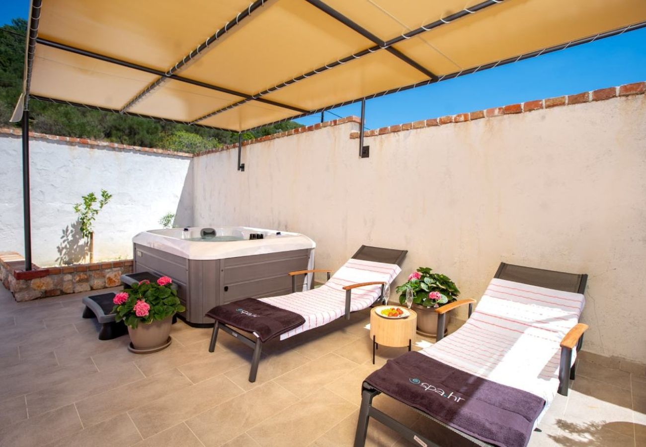 Maison à Mundanije - Maison de vacances à Mundanije avec jardin, jacuzzi, terrasse, climatisation et lave-linge (5238-1)