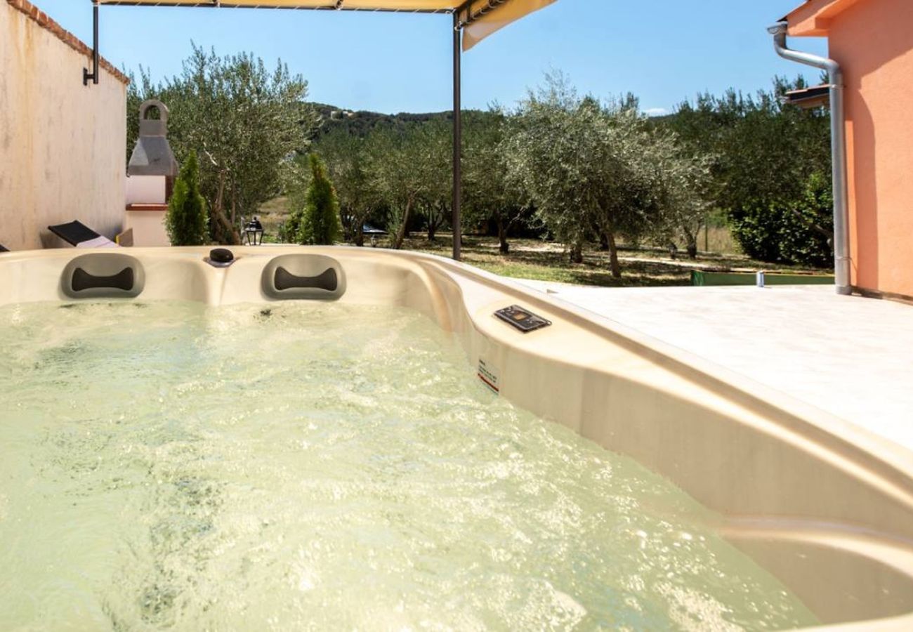 Maison à Mundanije - Maison de vacances à Mundanije avec jardin, jacuzzi, terrasse, climatisation et lave-linge (5238-1)