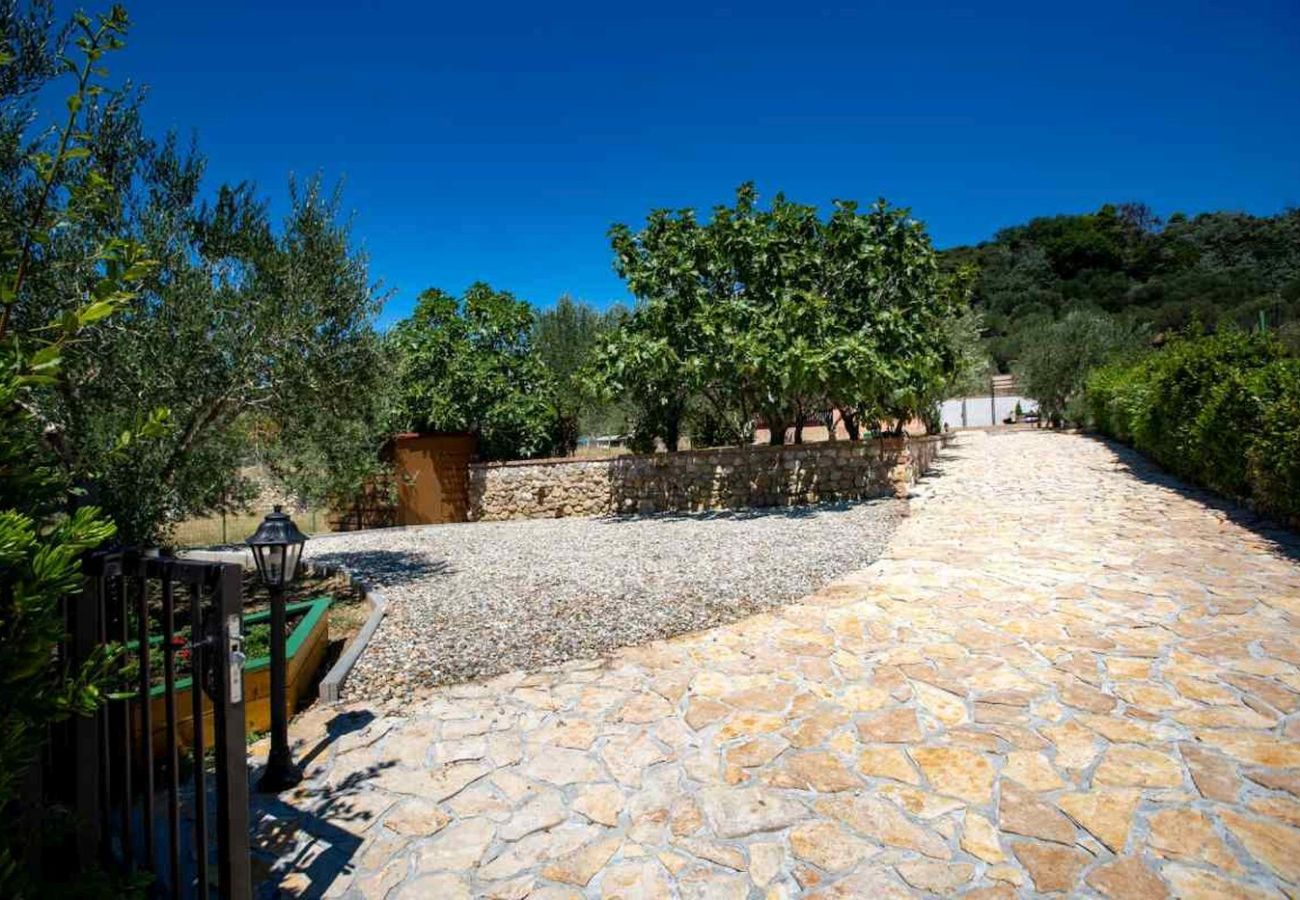 Maison à Mundanije - Maison de vacances à Mundanije avec jardin, jacuzzi, terrasse, climatisation et lave-linge (5238-1)