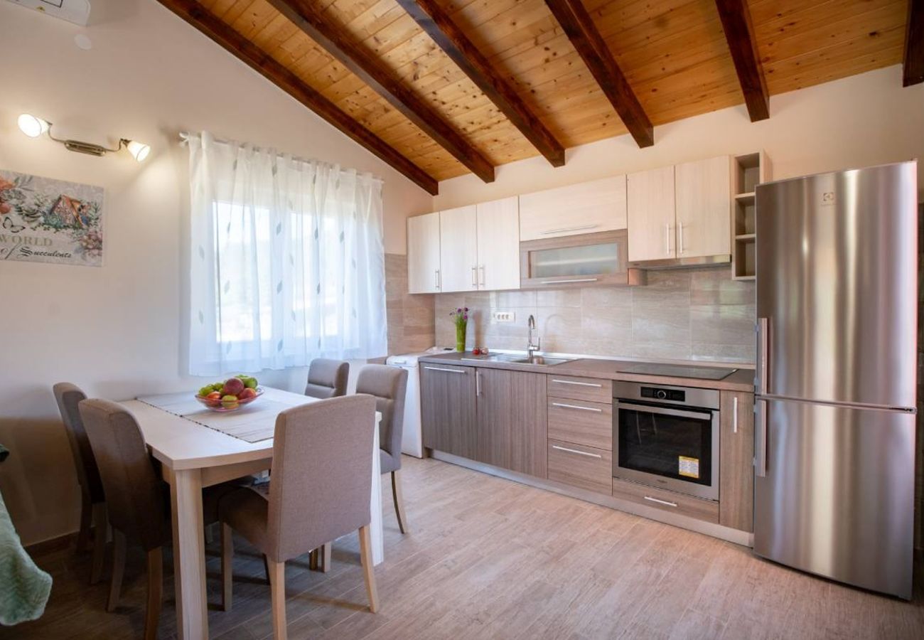 Maison à Mundanije - Maison de vacances à Mundanije avec jardin, jacuzzi, terrasse, climatisation et lave-linge (5238-1)