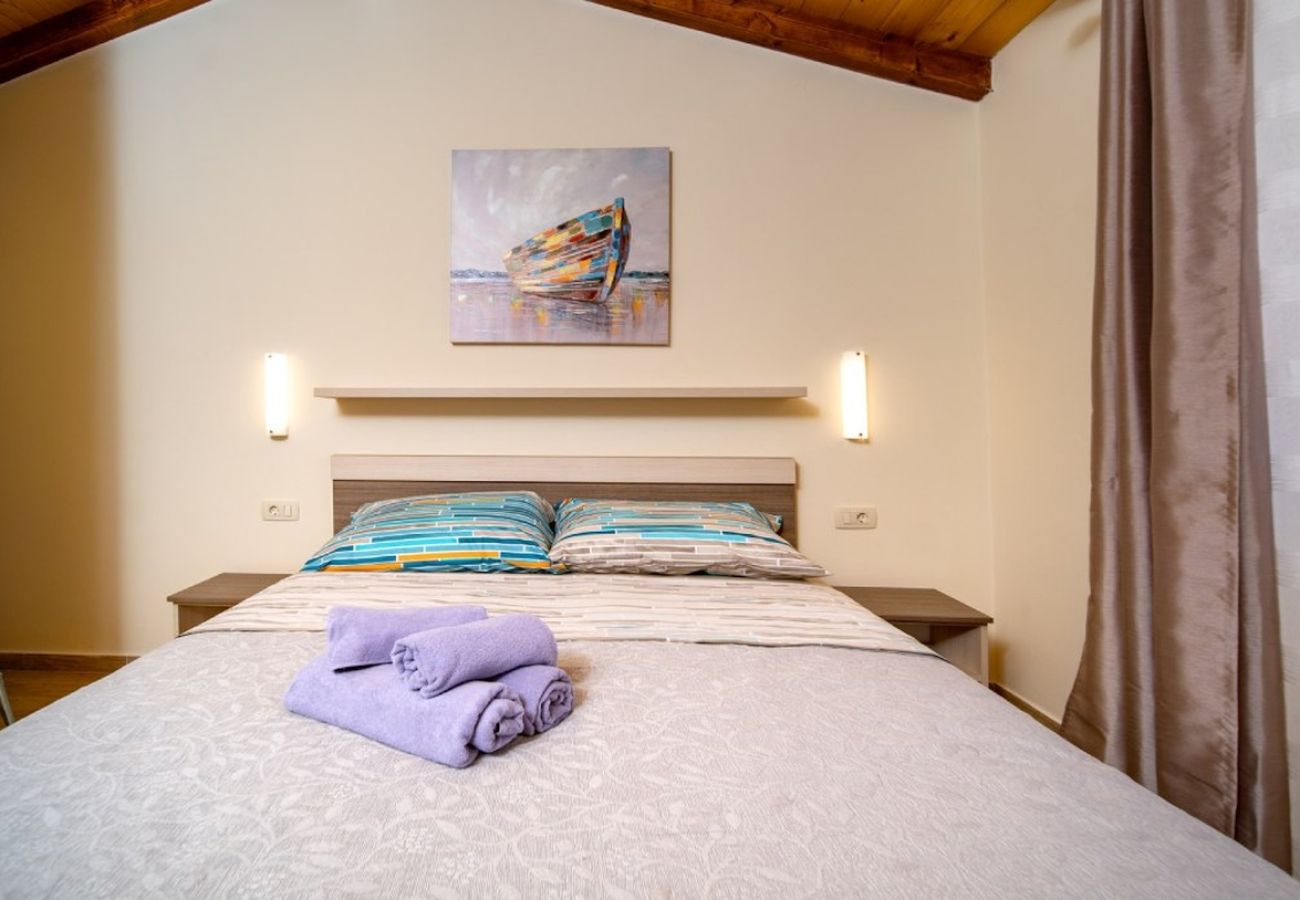 Maison à Mundanije - Maison de vacances à Mundanije avec jardin, jacuzzi, terrasse, climatisation et lave-linge (5238-1)