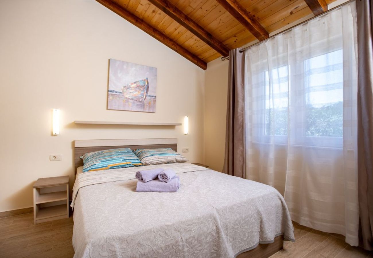 Maison à Mundanije - Maison de vacances à Mundanije avec jardin, jacuzzi, terrasse, climatisation et lave-linge (5238-1)