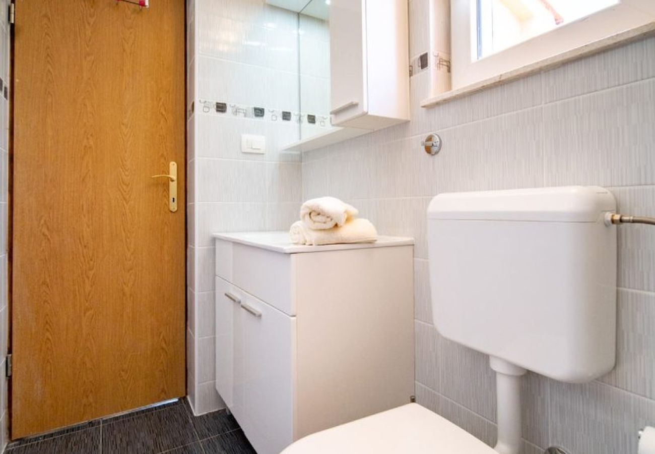 Maison à Mundanije - Maison de vacances à Mundanije avec jardin, jacuzzi, terrasse, climatisation et lave-linge (5238-1)