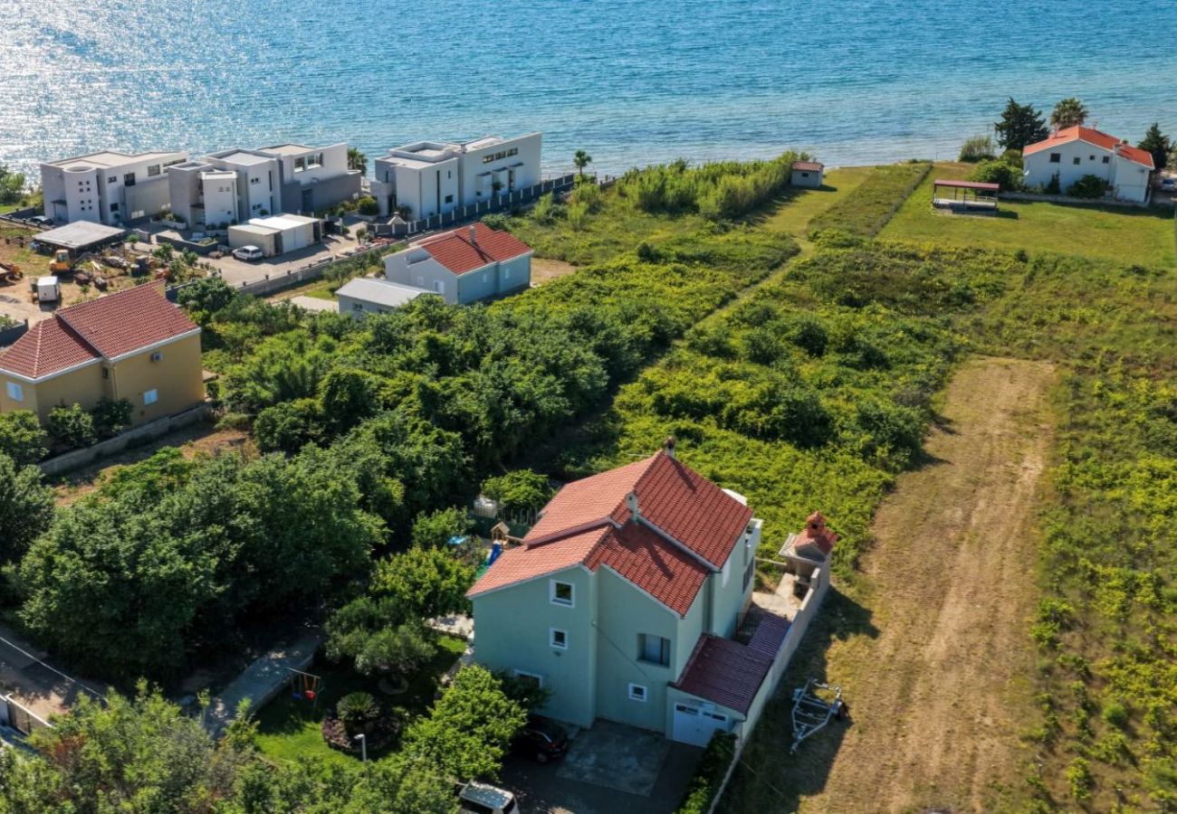 Maison à Privlaka - Maison de vacances 5239 pour 8+3 personnes à Privlaka – à 100 m de la plage de sable
