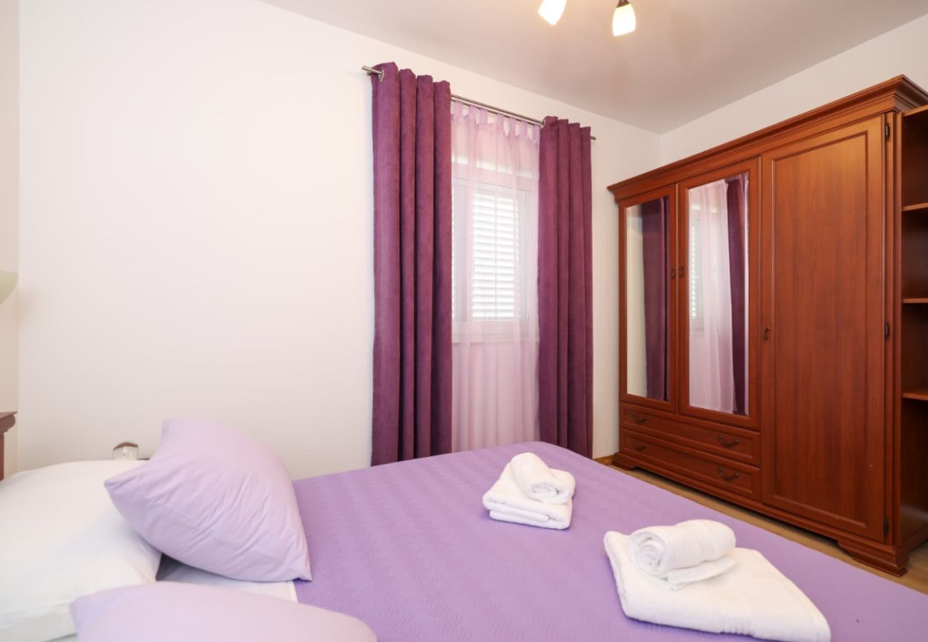 Maison à Privlaka - Maison de vacances 5239 pour 8+3 personnes à Privlaka – à 100 m de la plage de sable