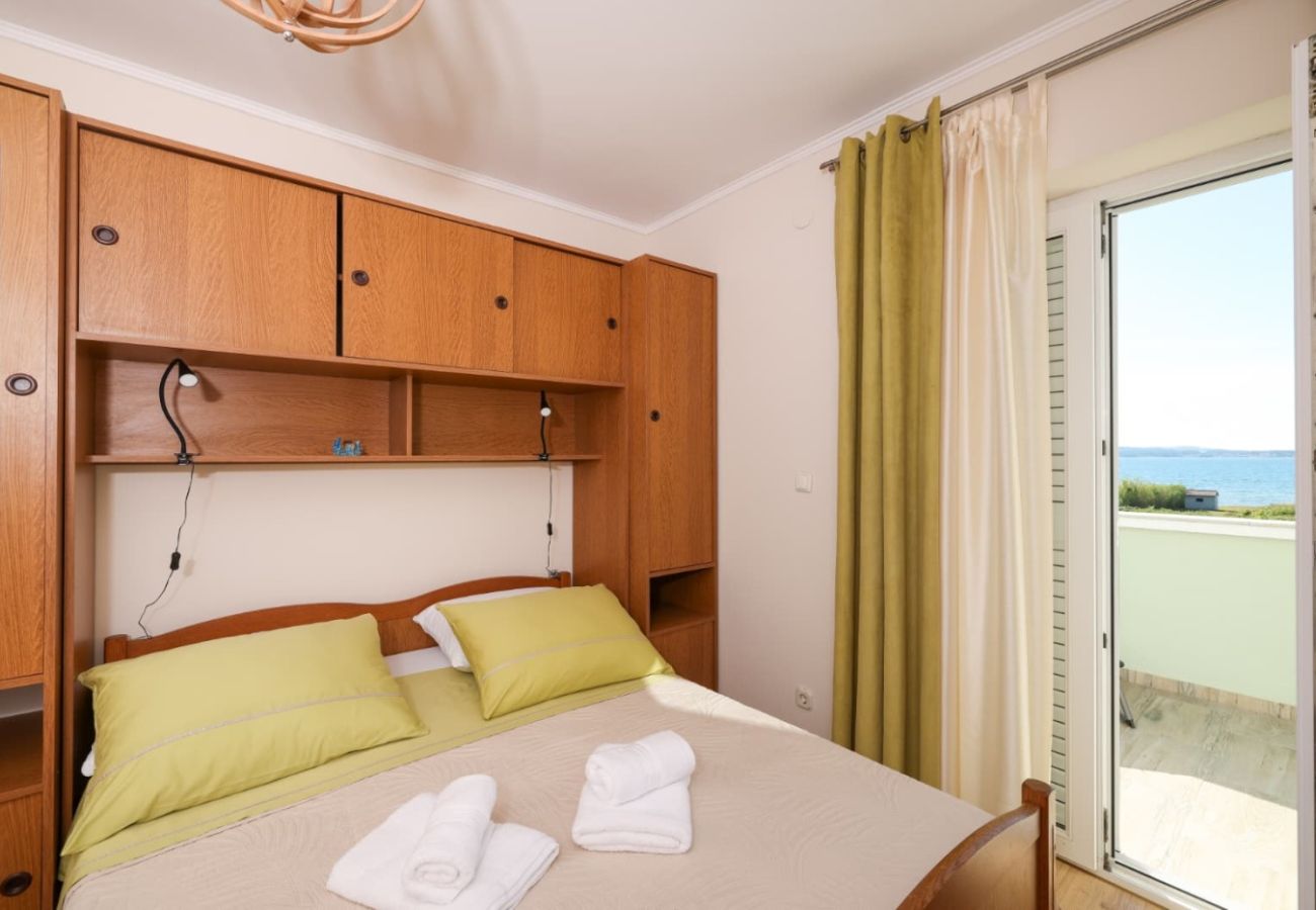 Maison à Privlaka - Maison de vacances 5239 pour 8+3 personnes à Privlaka – à 100 m de la plage de sable