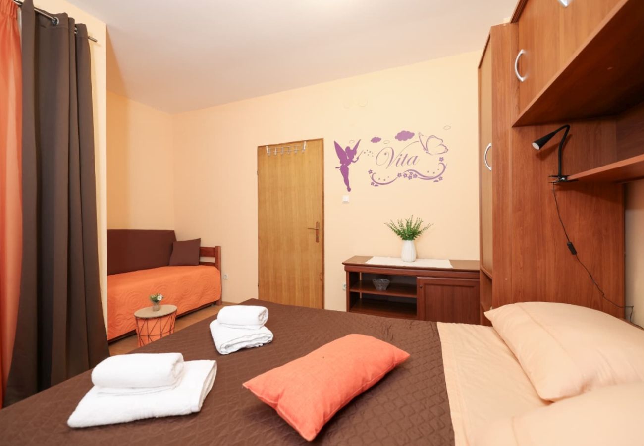 Maison à Privlaka - Maison de vacances 5239 pour 8+3 personnes à Privlaka – à 100 m de la plage de sable