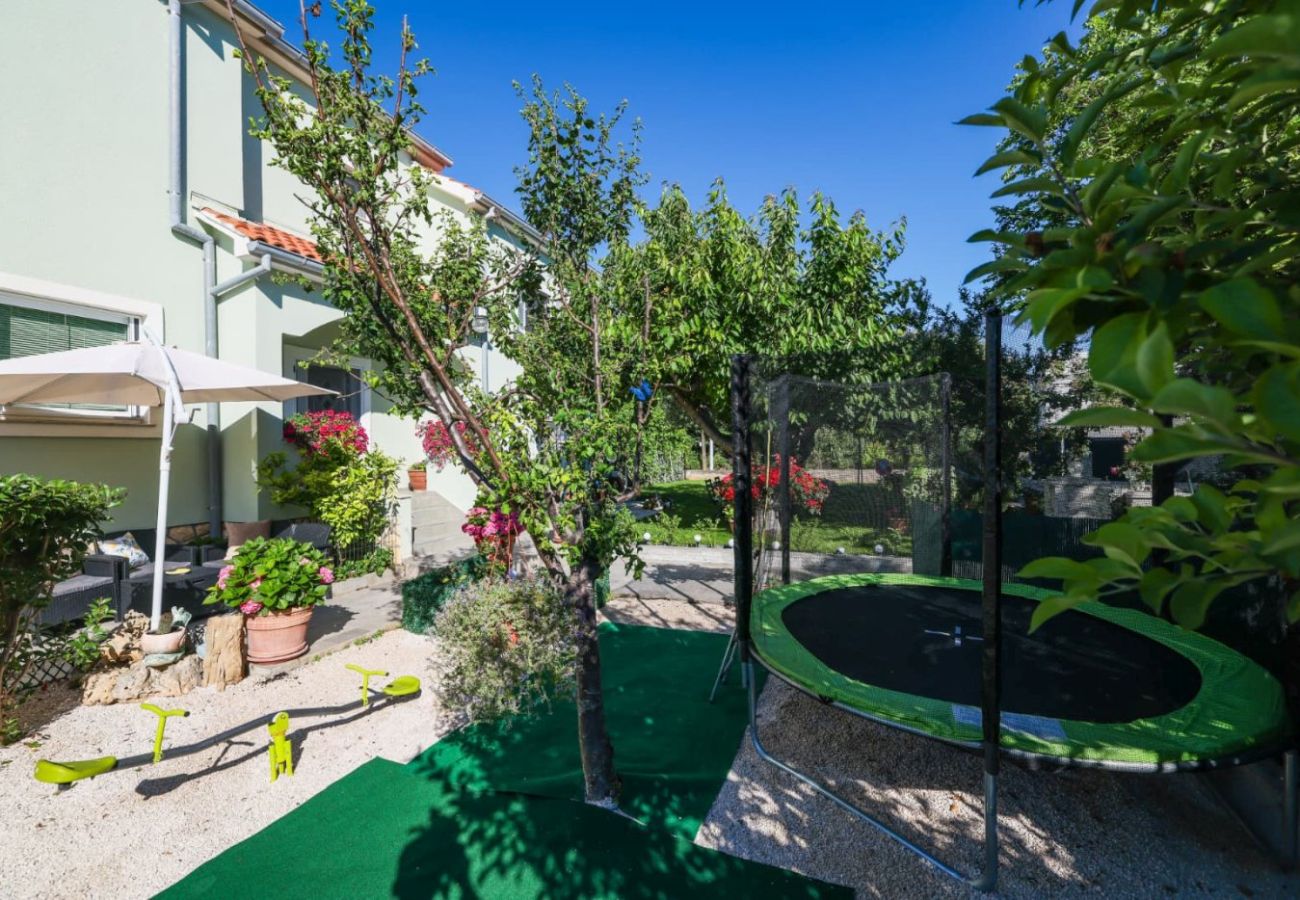 Maison à Privlaka - Maison de vacances 5239 pour 8+3 personnes à Privlaka – à 100 m de la plage de sable