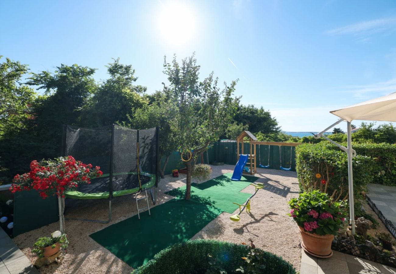 Maison à Privlaka - Maison de vacances 5239 pour 8+3 personnes à Privlaka – à 100 m de la plage de sable