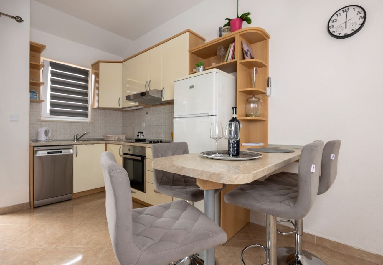 Appartement à Tucepi - Appartement de vacances à Tučepi avec terrasse, climatisation, Wi-Fi, lave-vaisselle, lave-linge (202-6)
