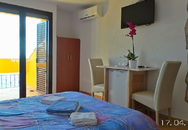 Affitto per camere a Rovinj - Camera in Rovigno (Rovinj) con vista mare, balcone, Climatizzazione, WIFI (81-4) Affitto per camere a Rovinj - Camera in Rovigno (Rovinj) con vista mare, balcone, Climatizzazione, WIFI (81-4)