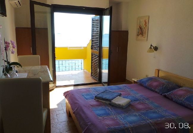 Affitto per camere a Rovinj - Camera in Rovigno (Rovinj) con vista mare, balcone, Climatizzazione, WIFI (81-4) Affitto per camere a Rovinj - Camera in Rovigno (Rovinj) con vista mare, balcone, Climatizzazione, WIFI (81-4)