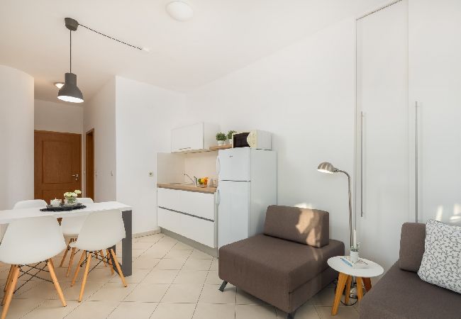 Appartamento a Vodice - Appartamento in Vodizze (Vodice) con vista mare, terrazzo, Climatizzazione, WIFI (94-1) Appartamento a Vodice - Appartamento in Vodizze (Vodice) con vista mare, terrazzo, Climatizzazione, WIFI (94-1)