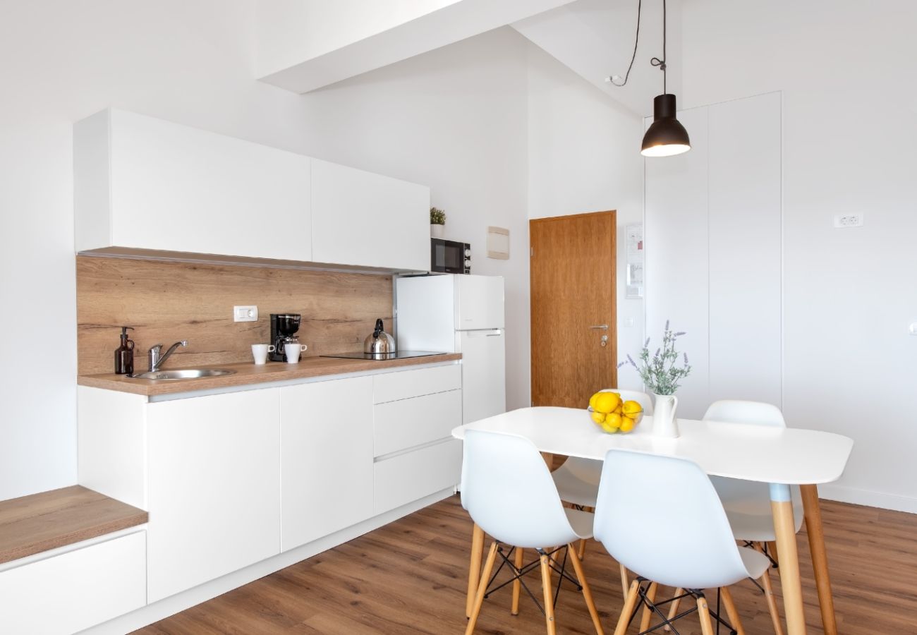 Appartamento a Vodice - Appartamento in Vodizze (Vodice) con vista mare, terrazzo, Climatizzazione, WIFI (94-9)