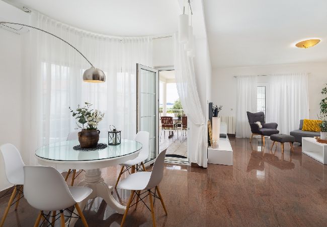 Appartamento a Vodice - Appartamento in Vodizze (Vodice) con vista mare, terrazzo, Climatizzazione, WIFI (94-11) Appartamento a Vodice - Appartamento in Vodizze (Vodice) con vista mare, terrazzo, Climatizzazione, WIFI (94-11)