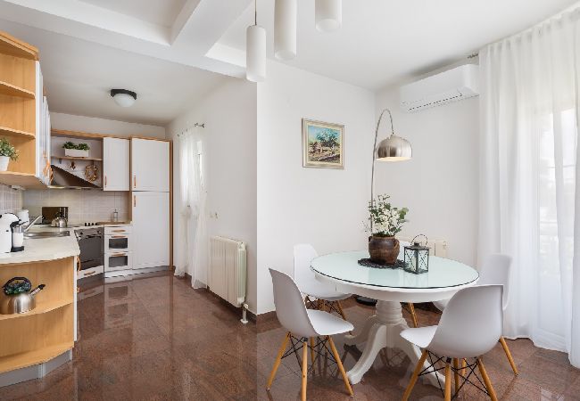 Appartamento a Vodice - Appartamento in Vodizze (Vodice) con vista mare, terrazzo, Climatizzazione, WIFI (94-11) Appartamento a Vodice - Appartamento in Vodizze (Vodice) con vista mare, terrazzo, Climatizzazione, WIFI (94-11)