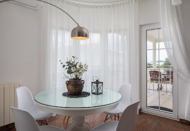 Appartamento a Vodice - Appartamento in Vodizze (Vodice) con vista mare, terrazzo, Climatizzazione, WIFI (94-11) Appartamento a Vodice - Appartamento in Vodizze (Vodice) con vista mare, terrazzo, Climatizzazione, WIFI (94-11)