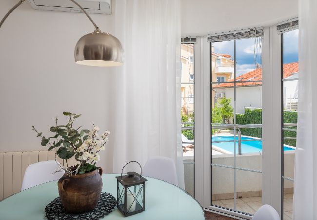 Appartamento a Vodice - Appartamento in Vodizze (Vodice) con vista mare, terrazzo, Climatizzazione, WIFI (94-11) Appartamento a Vodice - Appartamento in Vodizze (Vodice) con vista mare, terrazzo, Climatizzazione, WIFI (94-11)