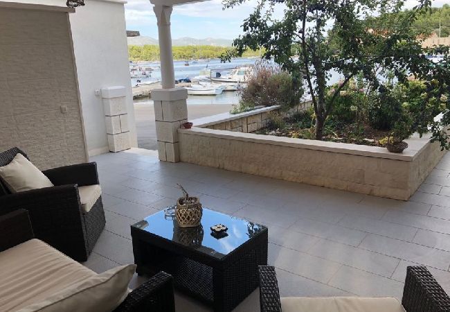 Studio a Lumbarda - Appartamento Studio in Lombarda (Lumbrada) con vista mare, terrazzo, Climatizzazione, WIFI (128-3) Studio a Lumbarda - Appartamento Studio in Lombarda (Lumbrada) con vista mare, terrazzo, Climatizzazione, WIFI (128-3)