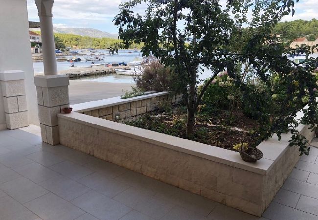 Studio a Lumbarda - Appartamento Studio in Lombarda (Lumbrada) con vista mare, terrazzo, Climatizzazione, WIFI (128-3) Studio a Lumbarda - Appartamento Studio in Lombarda (Lumbrada) con vista mare, terrazzo, Climatizzazione, WIFI (128-3)