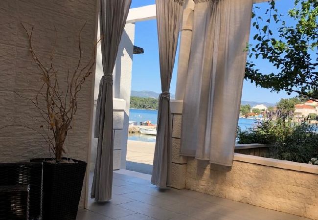 Studio a Lumbarda - Appartamento Studio in Lombarda (Lumbrada) con vista mare, terrazzo, Climatizzazione, WIFI (128-3) Studio a Lumbarda - Appartamento Studio in Lombarda (Lumbrada) con vista mare, terrazzo, Climatizzazione, WIFI (128-3)
