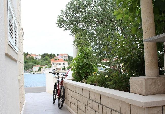 Studio a Lumbarda - Appartamento Studio in Lombarda (Lumbrada) con vista mare, terrazzo, Climatizzazione, WIFI (128-3) Studio a Lumbarda - Appartamento Studio in Lombarda (Lumbrada) con vista mare, terrazzo, Climatizzazione, WIFI (128-3)