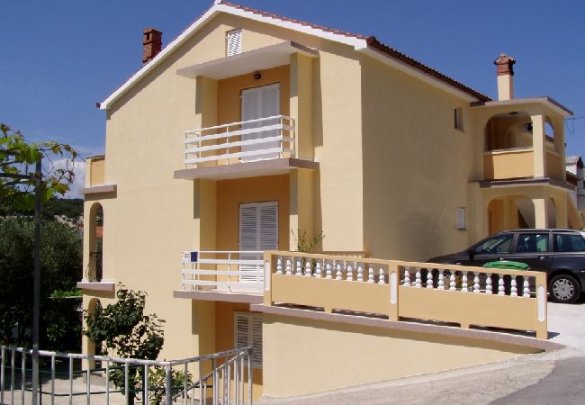 Appartamento a Lopar - Appartamento in Loparo (Lopar) con terrazzo, Climatizzazione, WIFI, Lavatrice (129-1) Appartamento a Lopar - Appartamento in Loparo (Lopar) con terrazzo, Climatizzazione, WIFI, Lavatrice (129-1)