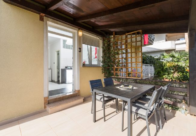 Appartamento a Umag - Appartamento in Umago (Umag) con terrazzo, Climatizzazione, WIFI, Lavatrice (244-3) Appartamento a Umag - Appartamento in Umago (Umag) con terrazzo, Climatizzazione, WIFI, Lavatrice (244-3)