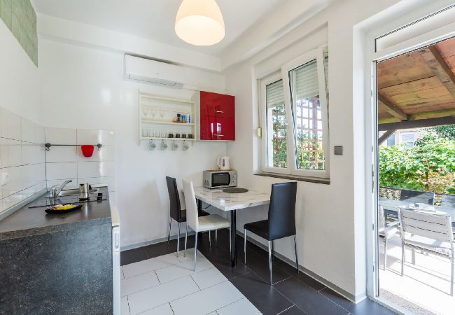 Appartamento a Umag - Appartamento in Umago (Umag) con terrazzo, Climatizzazione, WIFI, Lavatrice (244-3) Appartamento a Umag - Appartamento in Umago (Umag) con terrazzo, Climatizzazione, WIFI, Lavatrice (244-3)