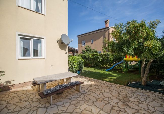 Appartamento a Umag - Appartamento in Umago (Umag) con terrazzo, Climatizzazione, WIFI, Lavatrice (244-3) Appartamento a Umag - Appartamento in Umago (Umag) con terrazzo, Climatizzazione, WIFI, Lavatrice (244-3)