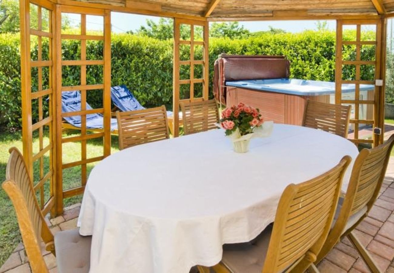 Casa a Buje - Casa di vacanza in Buie (Buje) con balcone, Climatizzazione, WIFI, Lavatrice (567-1)