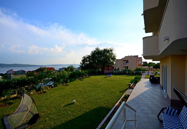 Appartamento a Kaštel Sucurac - Appartamento in Castel San Giorgio (Kastel Sucurac) con vista mare, balcone, Climatizzazione, WIFI (570-1) Appartamento a Kaštel Sucurac - Appartamento in Castel San Giorgio (Kastel Sucurac) con vista mare, balcone, Climatizzazione, WIFI (570-1)