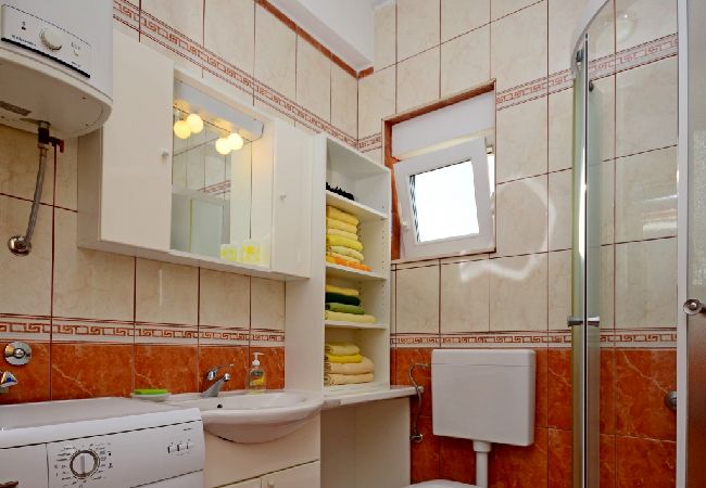 Appartamento a Kaštel Sucurac - Appartamento in Castel San Giorgio (Kastel Sucurac) con vista mare, balcone, Climatizzazione, WIFI (570-1) Appartamento a Kaštel Sucurac - Appartamento in Castel San Giorgio (Kastel Sucurac) con vista mare, balcone, Climatizzazione, WIFI (570-1)