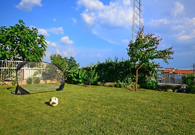 Appartamento a Kaštel Sucurac - Appartamento in Castel San Giorgio (Kastel Sucurac) con vista mare, balcone, Climatizzazione, WIFI (570-1) Appartamento a Kaštel Sucurac - Appartamento in Castel San Giorgio (Kastel Sucurac) con vista mare, balcone, Climatizzazione, WIFI (570-1)