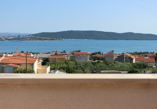 Appartamento a Kaštel Sucurac - Appartamento in Castel San Giorgio (Kastel Sucurac) con vista mare, balcone, Climatizzazione, WIFI (570-1) Appartamento a Kaštel Sucurac - Appartamento in Castel San Giorgio (Kastel Sucurac) con vista mare, balcone, Climatizzazione, WIFI (570-1)