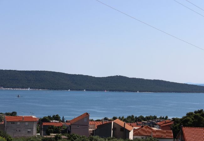 Appartamento a Kaštel Sucurac - Appartamento in Castel San Giorgio (Kastel Sucurac) con vista mare, balcone, Climatizzazione, WIFI (570-1) Appartamento a Kaštel Sucurac - Appartamento in Castel San Giorgio (Kastel Sucurac) con vista mare, balcone, Climatizzazione, WIFI (570-1)