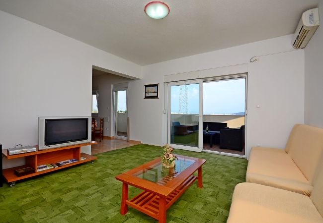 Appartamento a Kaštel Sucurac - Appartamento in Castel San Giorgio (Kastel Sucurac) con vista mare, balcone, Climatizzazione, WIFI (570-3) Appartamento a Kaštel Sucurac - Appartamento in Castel San Giorgio (Kastel Sucurac) con vista mare, balcone, Climatizzazione, WIFI (570-3)