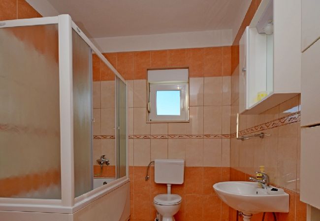 Appartamento a Kaštel Sucurac - Appartamento in Castel San Giorgio (Kastel Sucurac) con vista mare, balcone, Climatizzazione, WIFI (570-3) Appartamento a Kaštel Sucurac - Appartamento in Castel San Giorgio (Kastel Sucurac) con vista mare, balcone, Climatizzazione, WIFI (570-3)