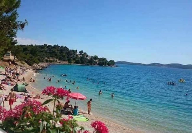 Casa a Drage - Casa di vacanza in Drage con vista mare, balcone, Climatizzazione, WIFI (592-1) Casa a Drage - Casa di vacanza in Drage con vista mare, balcone, Climatizzazione, WIFI (592-1)