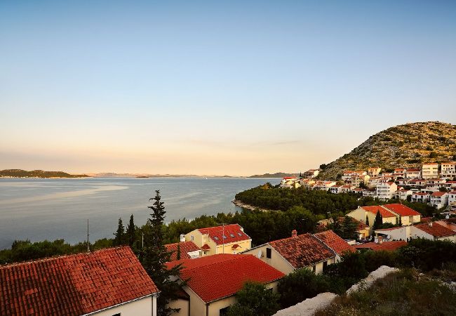 Casa a Drage - Casa di vacanza in Drage con vista mare, balcone, Climatizzazione, WIFI (592-1) Casa a Drage - Casa di vacanza in Drage con vista mare, balcone, Climatizzazione, WIFI (592-1)