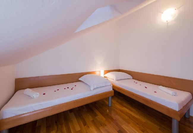 Appartamento a Bol - Appartamento in Vallo della Brazza (Bol) con vista mare, balcone, Climatizzazione, WIFI (5217-6) Appartamento a Bol - Appartamento in Vallo della Brazza (Bol) con vista mare, balcone, Climatizzazione, WIFI (5217-6)