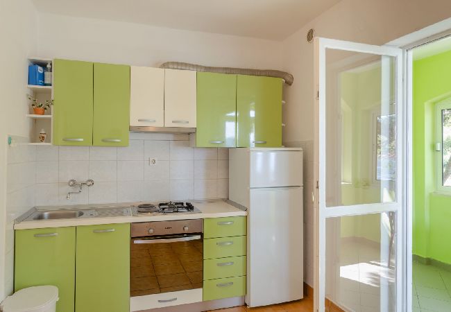 Appartamento a Karbuni - Appartamento in Karbuni con vista mare, balcone, Climatizzazione, WIFI (217-1) Appartamento a Karbuni - Appartamento in Karbuni con vista mare, balcone, Climatizzazione, WIFI (217-1)