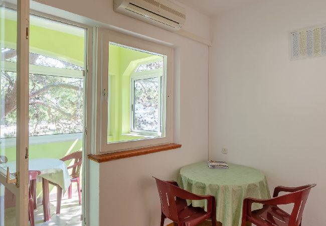 Appartamento a Karbuni - Appartamento in Karbuni con vista mare, balcone, Climatizzazione, WIFI (217-1) Appartamento a Karbuni - Appartamento in Karbuni con vista mare, balcone, Climatizzazione, WIFI (217-1)