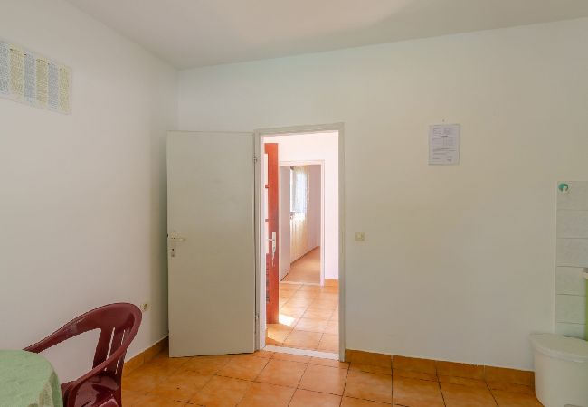 Appartamento a Karbuni - Appartamento in Karbuni con vista mare, balcone, Climatizzazione, WIFI (217-1) Appartamento a Karbuni - Appartamento in Karbuni con vista mare, balcone, Climatizzazione, WIFI (217-1)