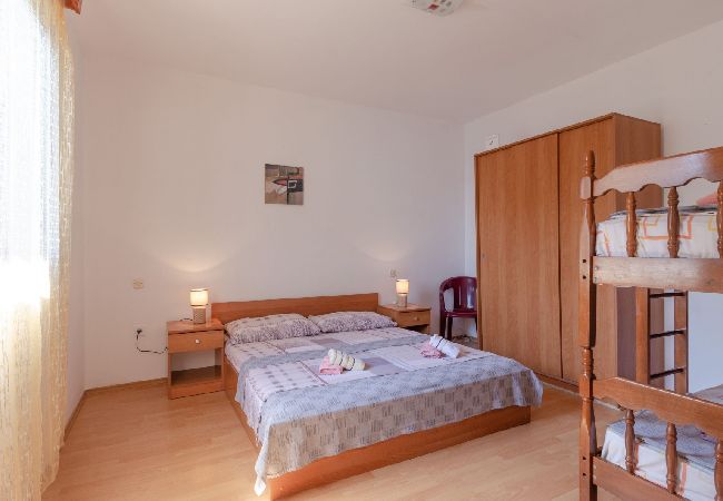 Appartamento a Karbuni - Appartamento in Karbuni con vista mare, balcone, Climatizzazione, WIFI (217-1) Appartamento a Karbuni - Appartamento in Karbuni con vista mare, balcone, Climatizzazione, WIFI (217-1)
